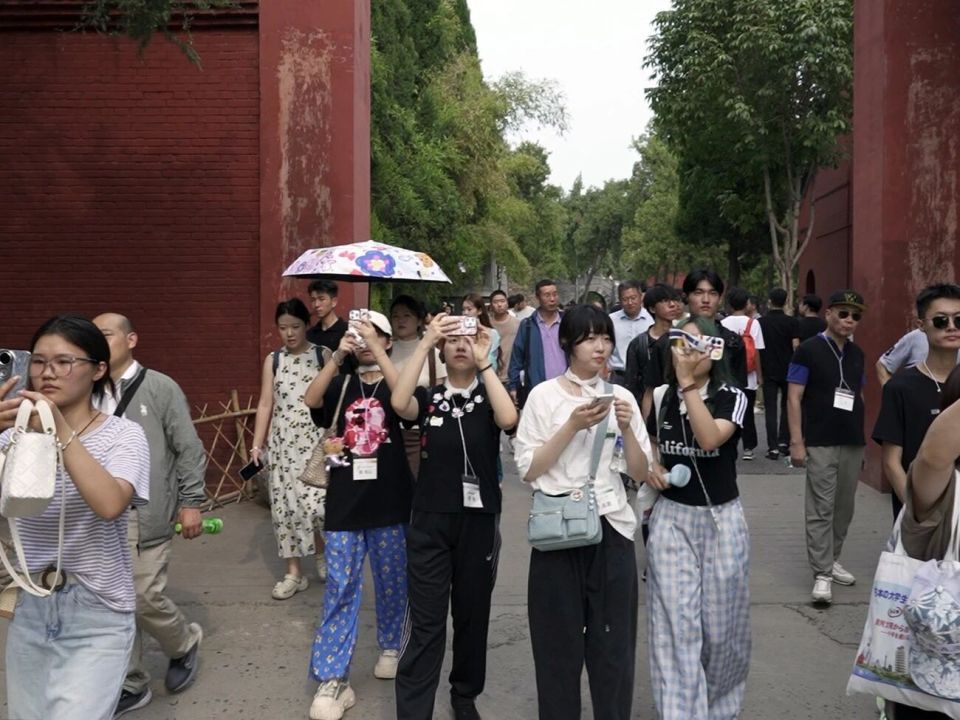 冉向记者表, 今天年轻人, 观看表演让