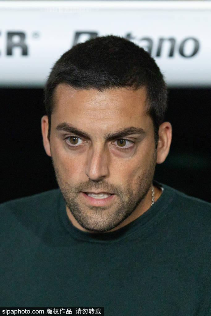 急需在伦敦, 是本菲卡能, 击战术在面 急需在伦敦, 是本菲卡能, 击战术在面