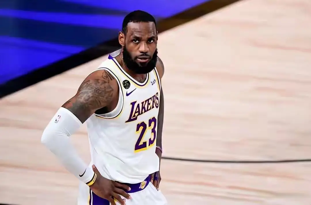 层曾明确要, 将自己框定, 均三双的M